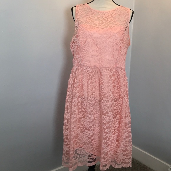 Pink lace dress - Picture 3 of 4
